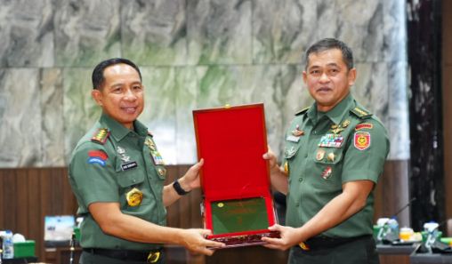 Panglima TNI Jenderal TNI Agus Subiyanto Serah Terimakan Risalah Kasad