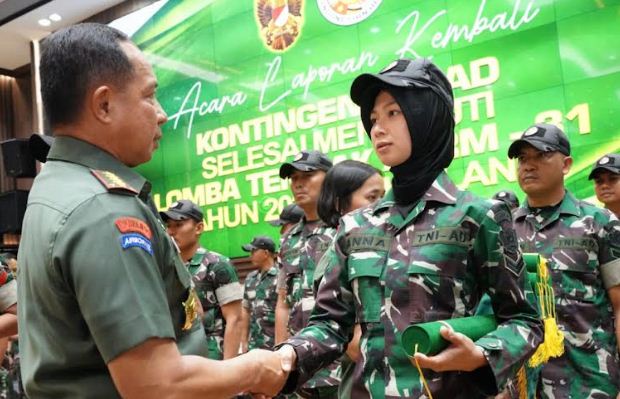 Panglima TNI Beri Reward ke Atlet Berprestasi Peraih Trophy Lomba Tembak AARM-31