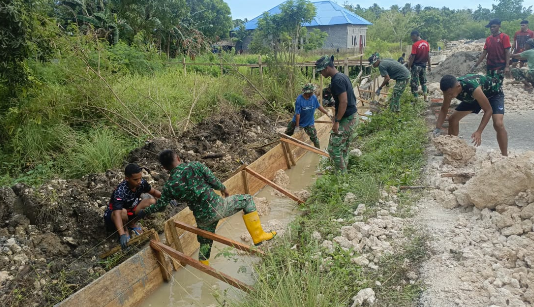 Personel Satgas TMMD Ke-127 Kodim 1514/Morotai Laksanakan Pemasangan Mal dan Pengecoran Drainase di Gotalamo